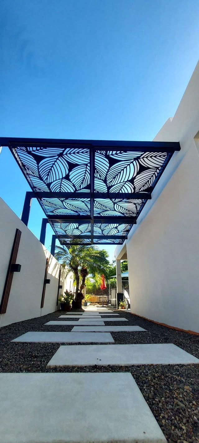 Pérgola metálica instalada en una terraza